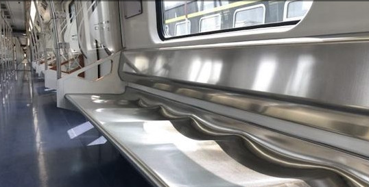 太钢不锈钢"米粒"板应用地铁,再也不用担心座位侧滑了!